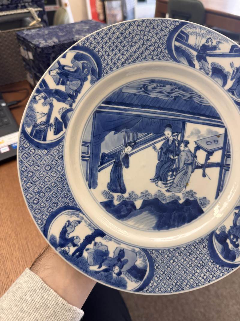 清康熙 青花人物圖盤 《大清康熙年製》款 | Santos Collection | A fine Chinese blue and white 'figural' dish, Qing dynasty, Kangxi mark and of the period - 图10
