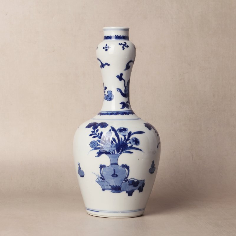 清康熙 青花花卉紋蒜頭瓶 | Santos Collection | A Chinese blue and white garlic-mouth vase, Qing dynasty, Kangxi period - 图13
