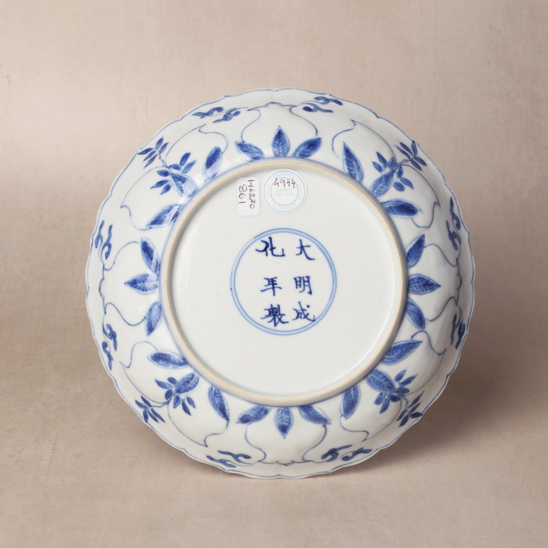 清康熙 青花模印仕女圖盤一對 | Santos Collection | Two Chinese blue and white moulded 'ladies' dishes, Qing dynasty, Kangxi period - 图15