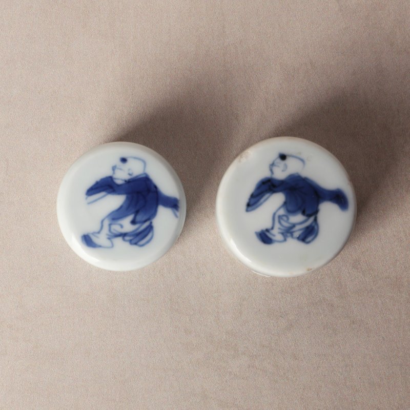 清康熙 青花仕女圖蓋罐一對 | Santos Collection | A pair of Chinese blue and white 'ladies' jars and covers, Qing dynasty, Kangxi period - 图5