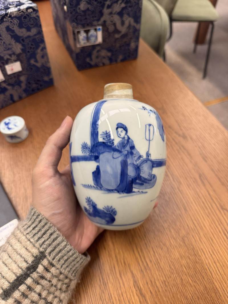 清康熙 青花仕女圖蓋罐一對 | Santos Collection | A pair of Chinese blue and white 'ladies' jars and covers, Qing dynasty, Kangxi period - 图38