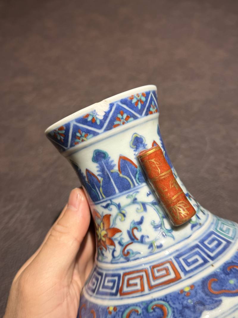 清乾隆 斗彩缠枝莲纹贯耳尊 - 图15