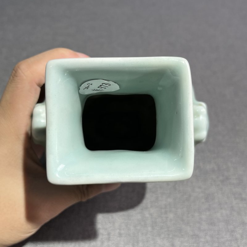 清乾隆粉青青花釉里红折枝花卉纹方瓶 - 图8