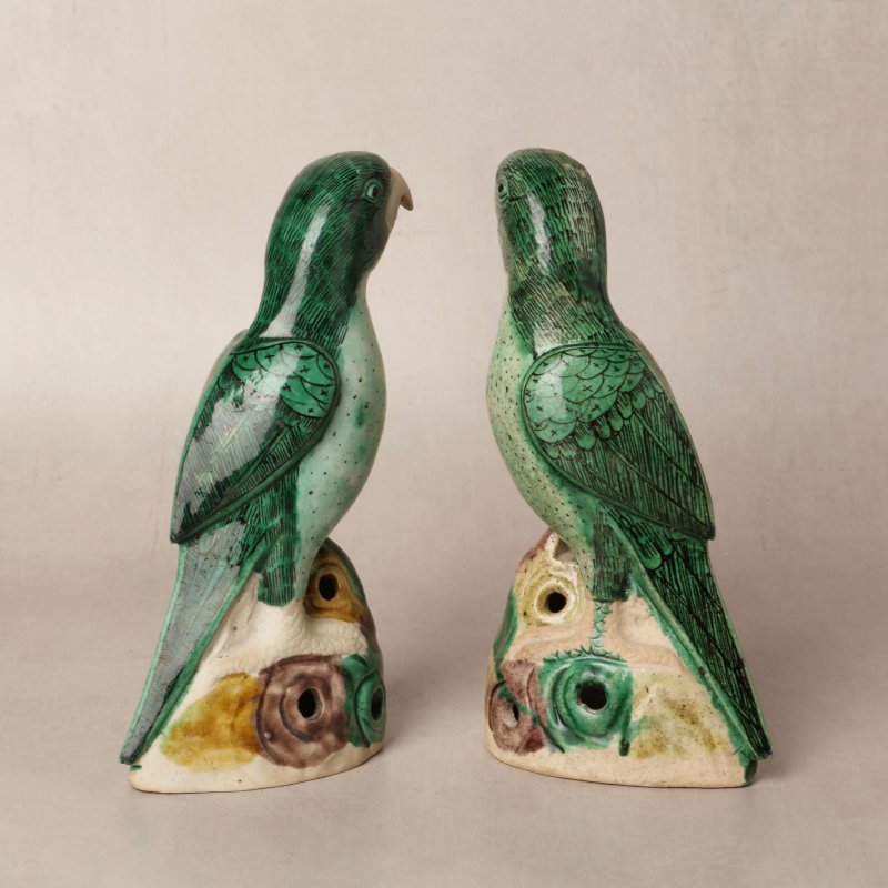 清康熙 素三彩鸚鵡擺件一對 | A pair of Chinese famille-verte biscuit parrot figures, Qing dynasty, Kangxi period - 图2