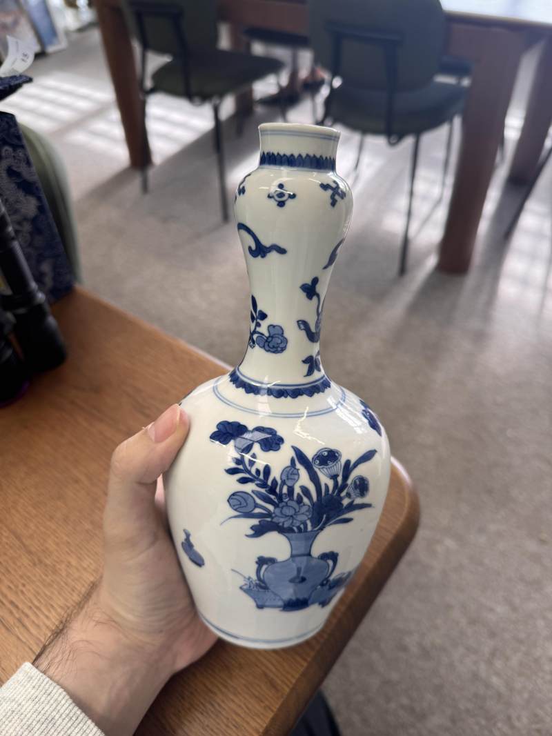 清康熙 青花花卉紋蒜頭瓶 | Santos Collection | A Chinese blue and white garlic-mouth vase, Qing dynasty, Kangxi period - 图3