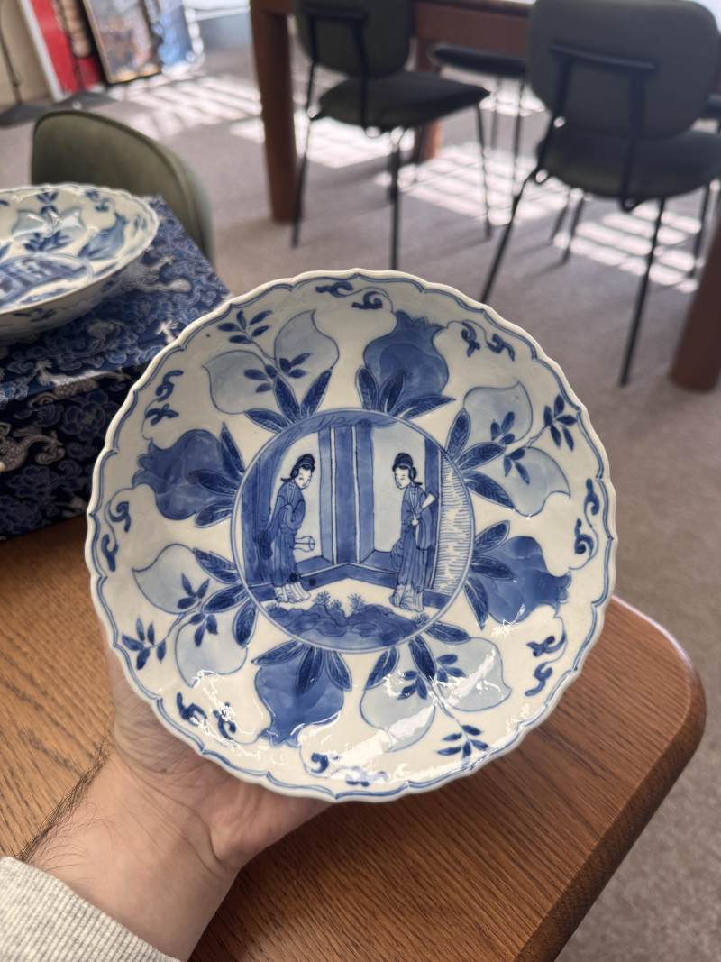 清康熙 青花模印仕女圖盤一對 | Santos Collection | Two Chinese blue and white moulded 'ladies' dishes, Qing dynasty, Kangxi period - 图5