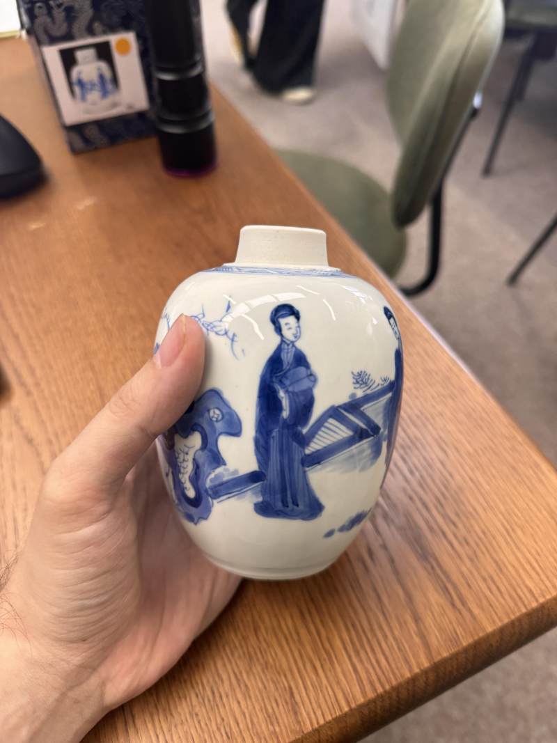 清康熙 青花仕女圖蓋罐 | Santos Collection | A Chinese blue and white 'ladies' jar and cover, Qing dynasty, Kangxi period - 图17