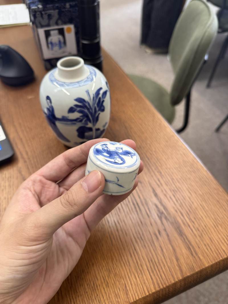 清康熙 青花仕女圖蓋罐 | Santos Collection | A Chinese blue and white 'ladies' jar and cover, Qing dynasty, Kangxi period - 图7