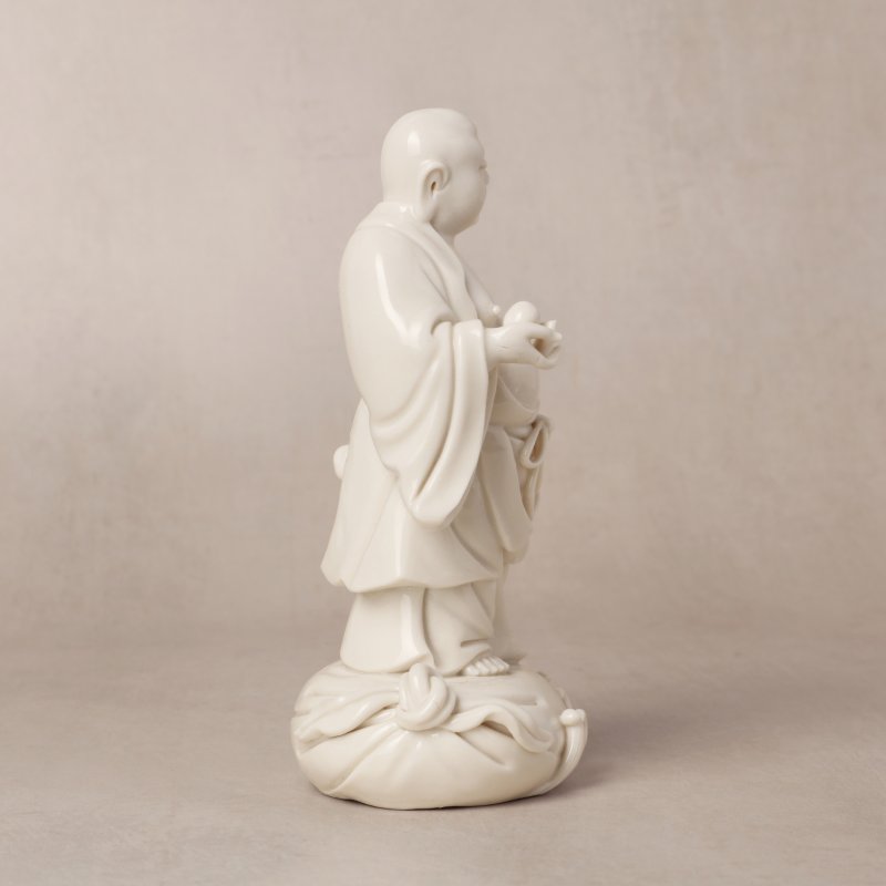 晚清 德化窯白釉布袋和尚立像 《何朝春製》款 | A Chinese blanc-de-chine figure of Budai, late Qing dynasty, He Chaochun mark - 图4