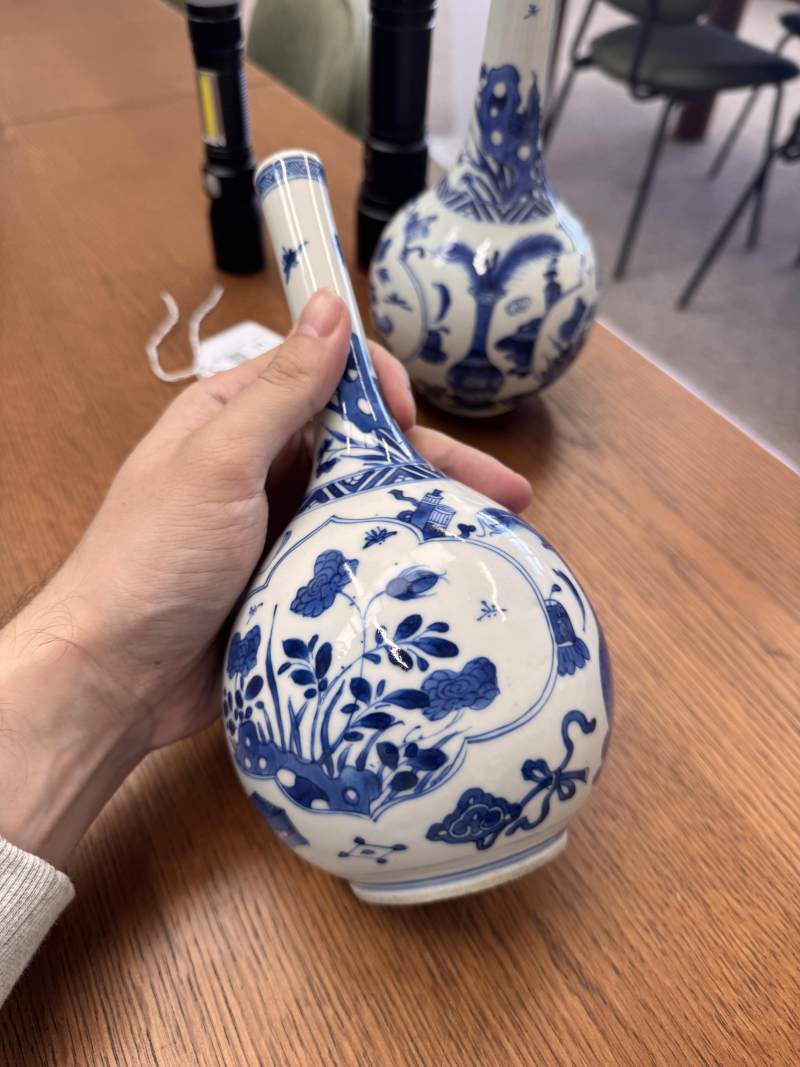清康熙 青花花卉紋直頸瓶一對 | Santos Collection | A pair of Chinese blue and white bottle vases, Qing dynasty, Kangxi period - 图10