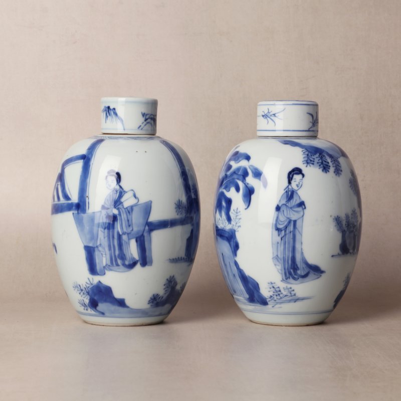 清康熙 青花仕女圖蓋罐一對 | Santos Collection | A pair of Chinese blue and white 'ladies' jars and covers, Qing dynasty, Kangxi period - 图34