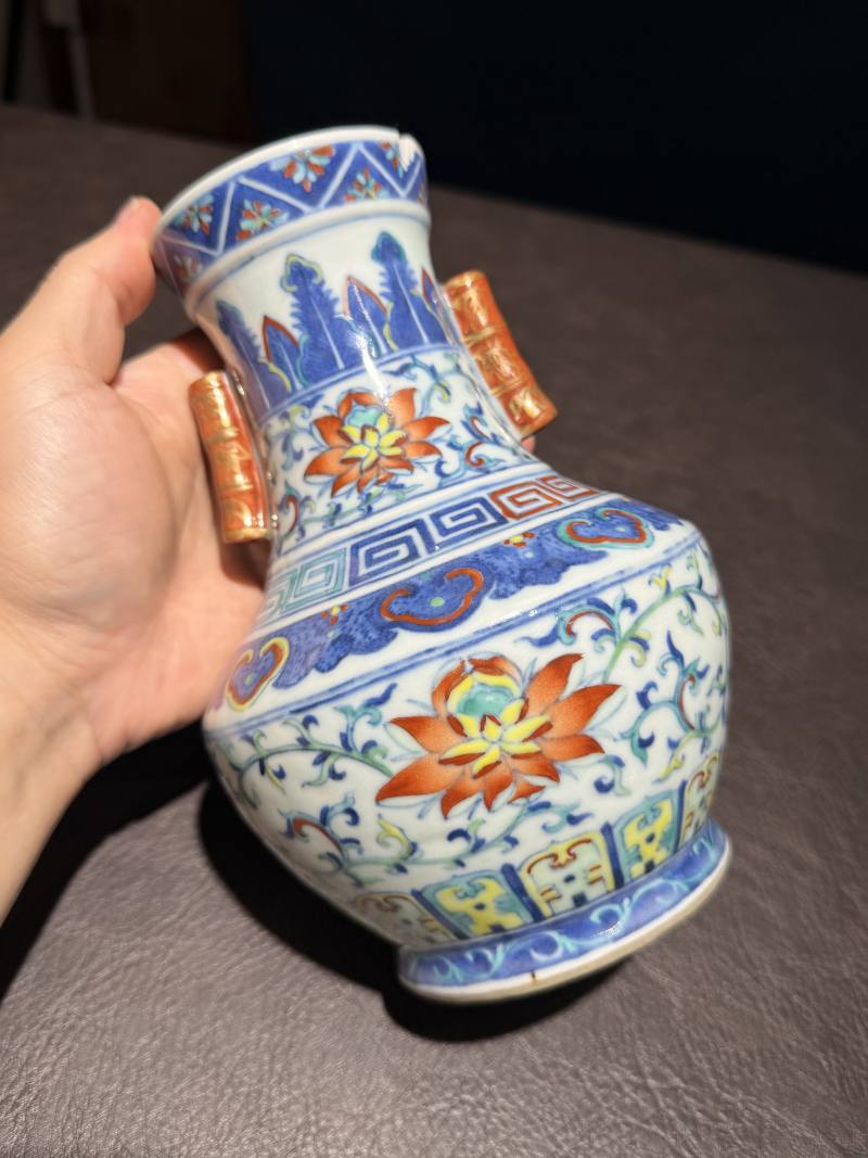 清乾隆 斗彩缠枝莲纹贯耳尊 - 图8