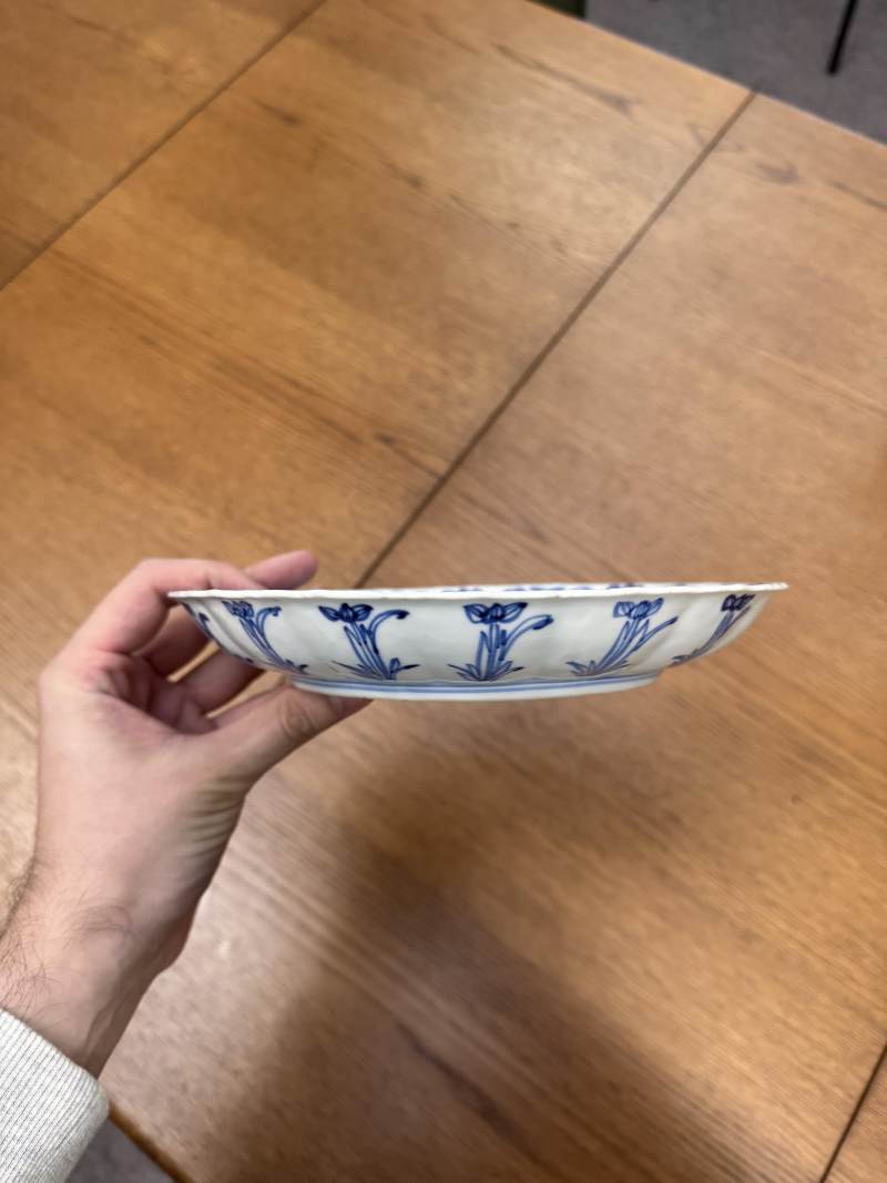 清康熙 青花人物故事圖盤 《大清康熙年製》款 | Santos Collection | A Chinese blue and white 'figural' dish, Qing dynasty, Kangxi period - 图11