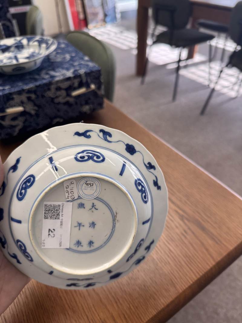清康熙 青花長衣秀女圖盌一對 《大清康熙年製》款 | Santos Collection | A pair of Chinese blue and white 'Long Eliza' bowls, Qing dynasty, Kangxi mark and period - 图20