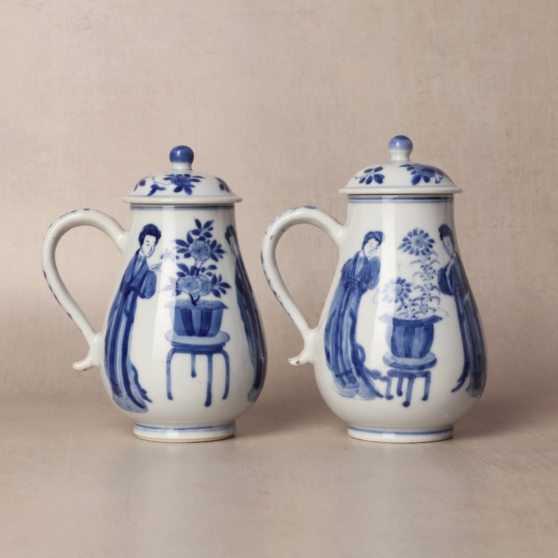 清康熙 青花仕女圖芥末蓋罐一對 | Santos Collection | A pair of Chinese blue and white 'ladies' mustard pots and covers, Qing dynasty, Kangxi period - 图3
