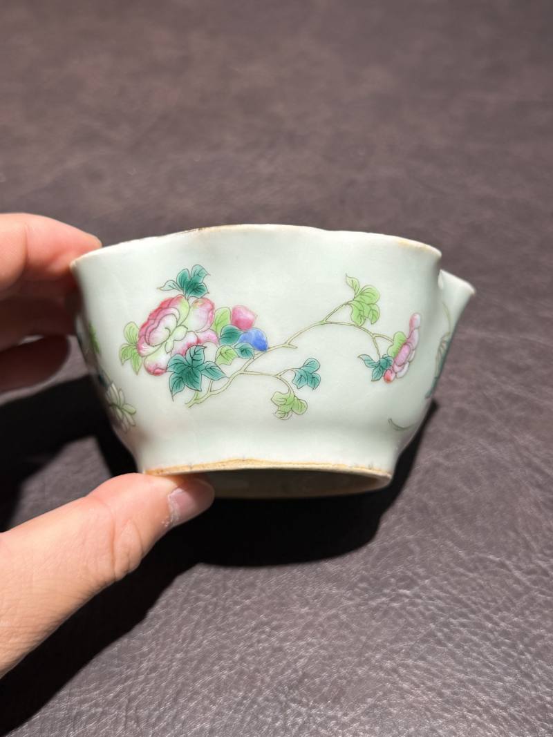 清光绪 青地粉彩花卉花口杯 - 图4