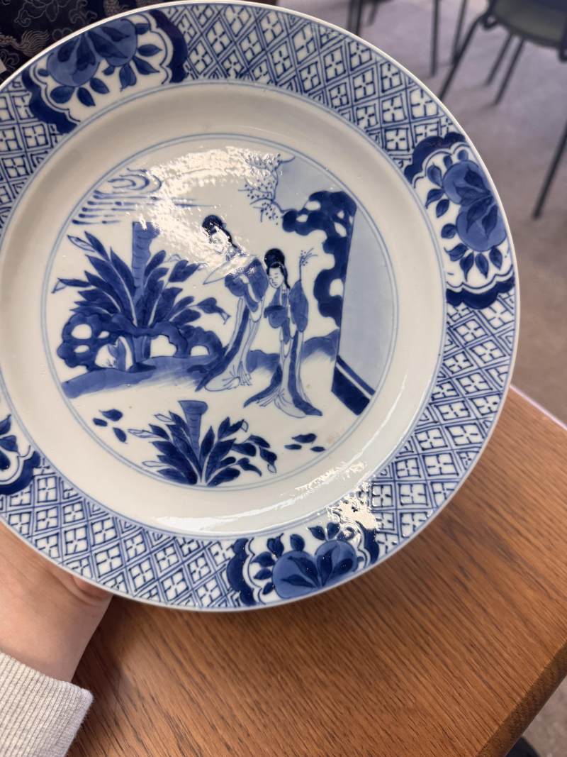清康熙 青花仕女圖盤 《大清康熙年製》款 | Santos Collection | A Chinese blue and white 'ladies' dish, Qing dynasty, Kangxi mark and of the period - 图12