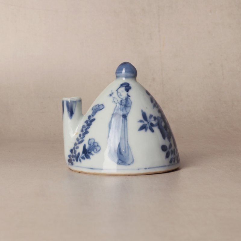 清康熙 青花仕女圖水滴 | Santos Collection | A rare Chinese blue and white 'ladies' water dropper, Qing dynasty, Kangxi period - 图1
