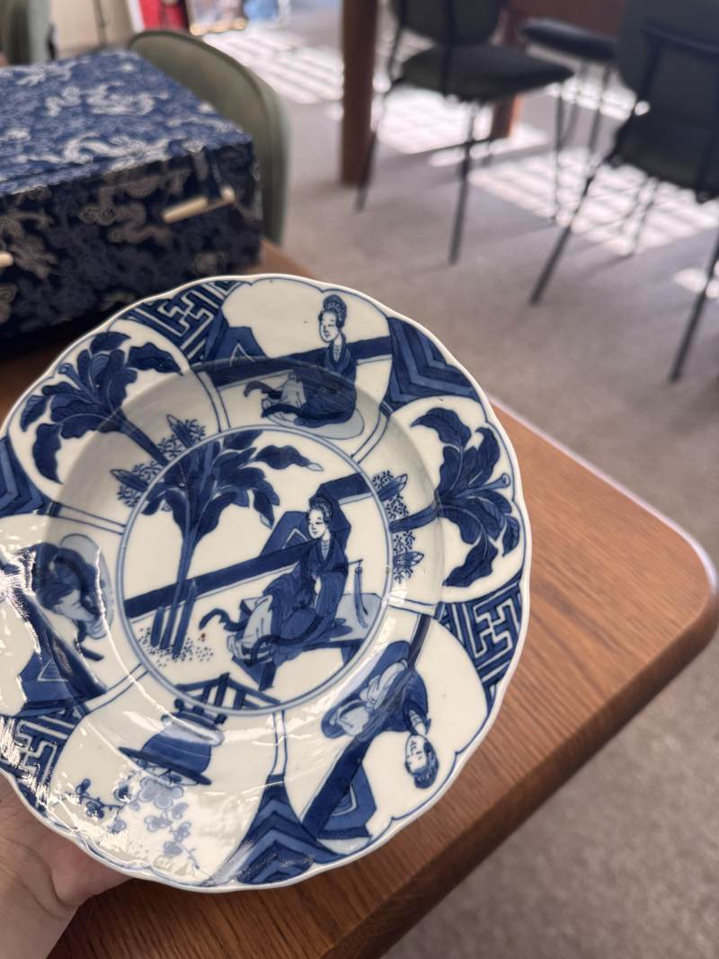 清康熙 青花長衣秀女圖盌一對 《大清康熙年製》款 | Santos Collection | A pair of Chinese blue and white 'Long Eliza' bowls, Qing dynasty, Kangxi mark and period - 图10