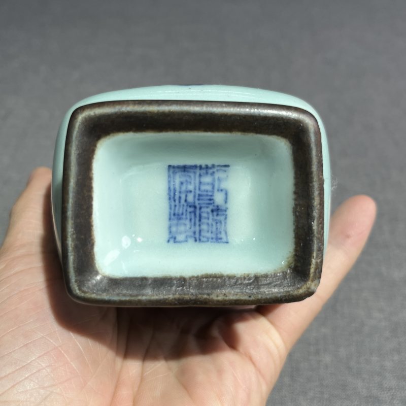 清乾隆粉青青花釉里红折枝花卉纹方瓶 - 图9