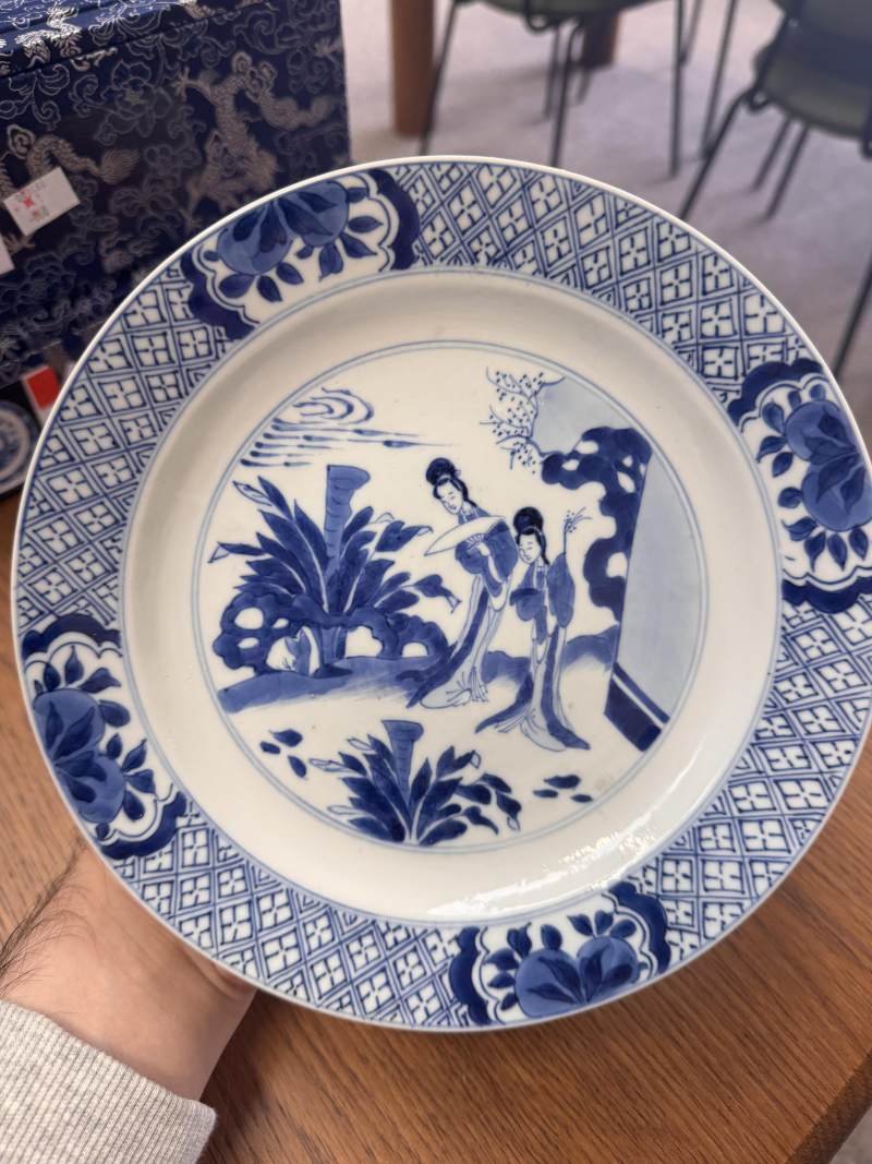 清康熙 青花仕女圖盤 《大清康熙年製》款 | Santos Collection | A Chinese blue and white 'ladies' dish, Qing dynasty, Kangxi mark and of the period - 图2