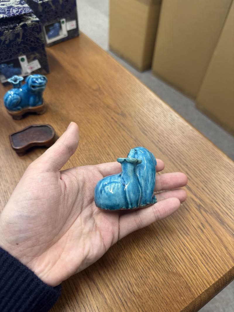 清康熙 松石綠釉太獅少獅像一對 | Santos Collection | Two Chinese monochrome turquoise-glazed 'Buddhist lion' figures, Qing dynasty, Kangxi period - 图3