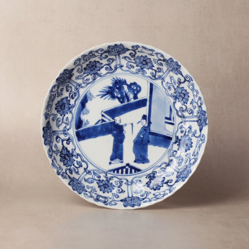 清康熙 青花人物故事圖盤 《大清康熙年製》款 | Santos Collection | A Chinese blue and white 'figural' dish, Qing dynasty, Kangxi period