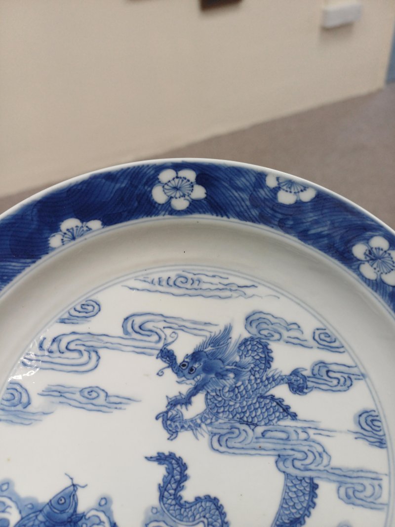 清康熙 青花龍鯉躍龍門圖盤 《大清康熙年製》款 | Santos Collection | A Chinese blue and white 'dragon and carp' dish, Qing dynasty, Kangxi mark and of the period - 图3