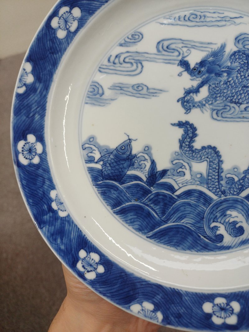 清康熙 青花龍鯉躍龍門圖盤 《大清康熙年製》款 | Santos Collection | A Chinese blue and white 'dragon and carp' dish, Qing dynasty, Kangxi mark and of the period - 图13