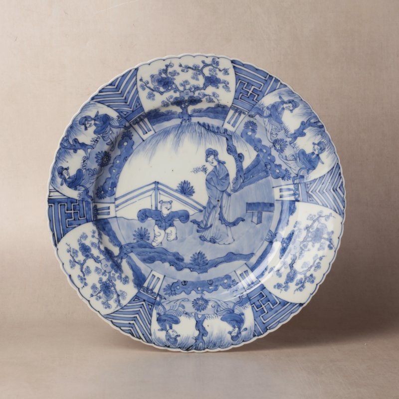 清康熙 青花嬰戲仕女圖盤 | Santos Collection | A Chinese blue and white 'figural' dish, Qing dynasty, Kangxi period - 图1