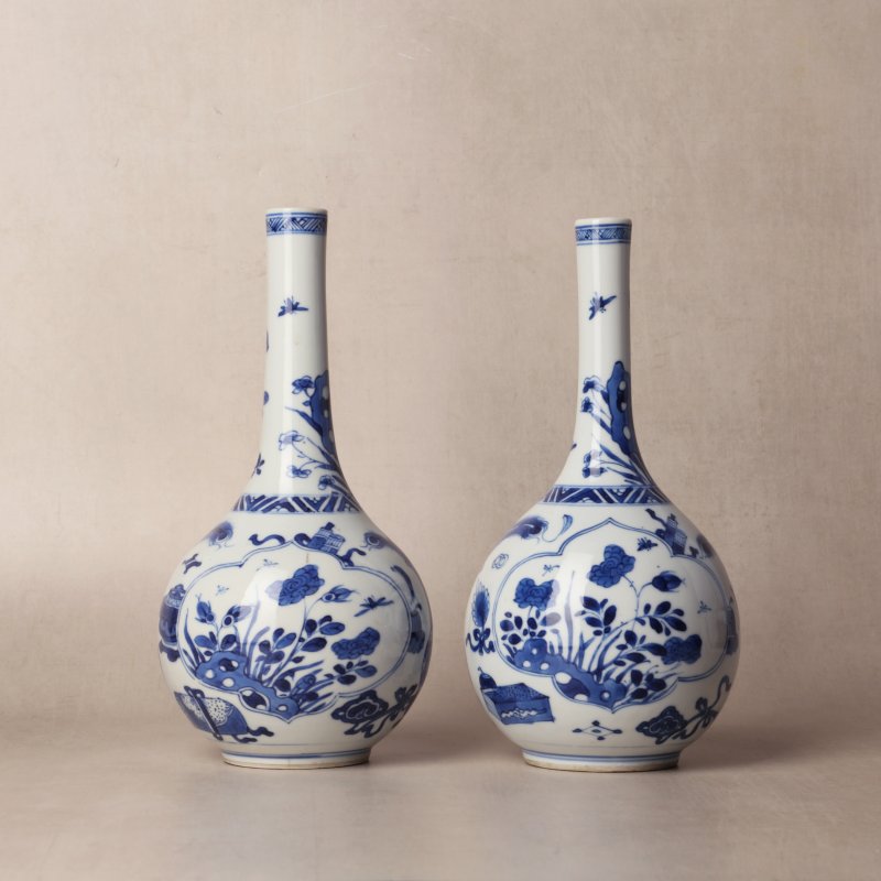 清康熙 青花花卉紋直頸瓶一對 | Santos Collection | A pair of Chinese blue and white bottle vases, Qing dynasty, Kangxi period - 图23