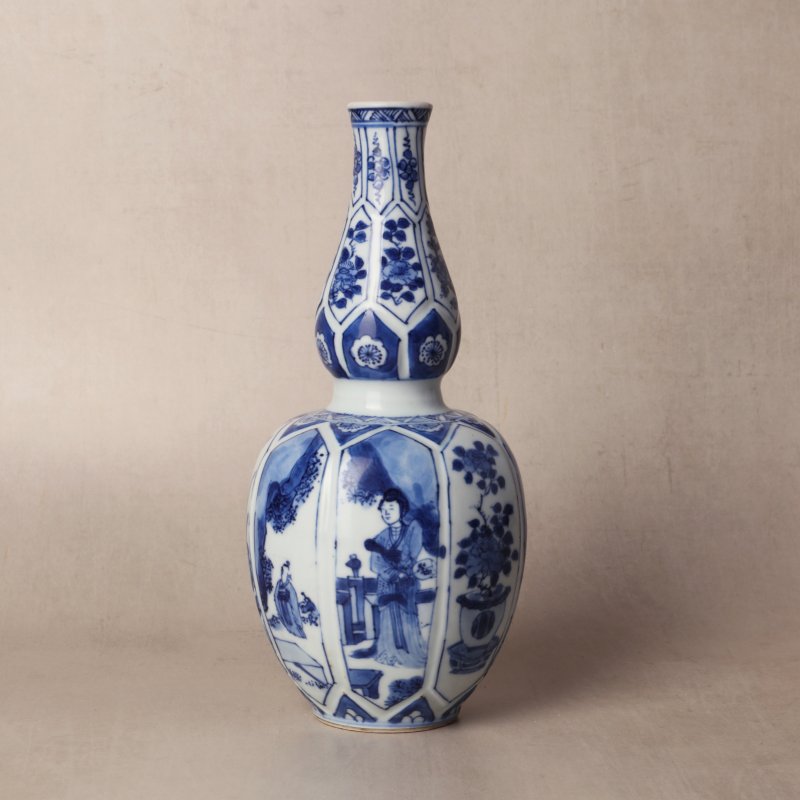 清康熙 青花仕女嬰戲圖瓶 | Santos Collection | A Chinese blue and white 'ladies and boy' vase, Qing dynasty, Kangxi period - 图2