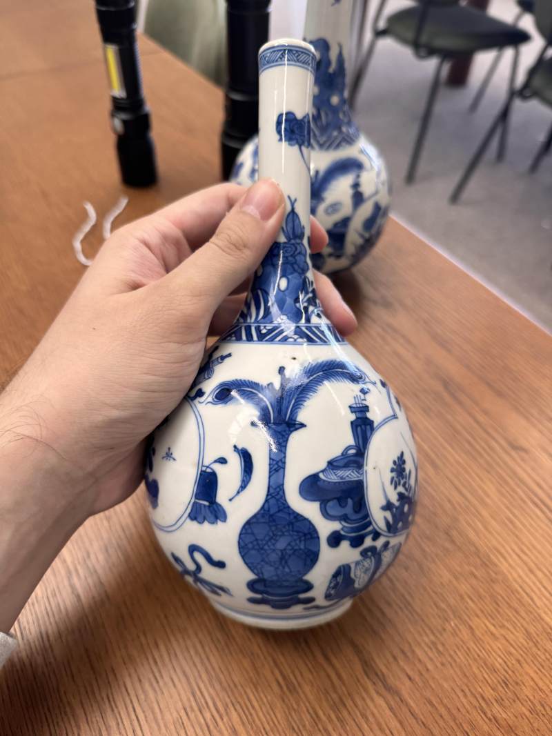 清康熙 青花花卉紋直頸瓶一對 | Santos Collection | A pair of Chinese blue and white bottle vases, Qing dynasty, Kangxi period - 图13