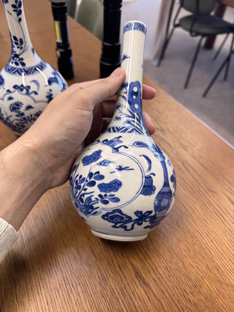 清康熙 青花花卉紋直頸瓶一對 | Santos Collection | A pair of Chinese blue and white bottle vases, Qing dynasty, Kangxi period - 图3
