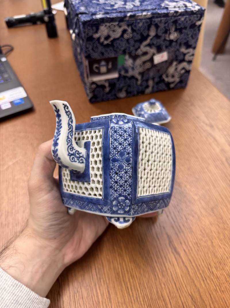 清乾隆 青花鏤空茶蓋壺 | Santos Collection | A Chinese export blue and white reticulated teapot and cover, Qing dynasty, Qianlong period - 图11