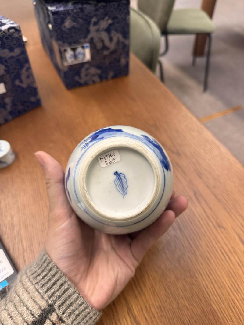 清康熙 青花仕女圖蓋罐一對 | Santos Collection | A pair of Chinese blue and white 'ladies' jars and covers, Qing dynasty, Kangxi period - 图27