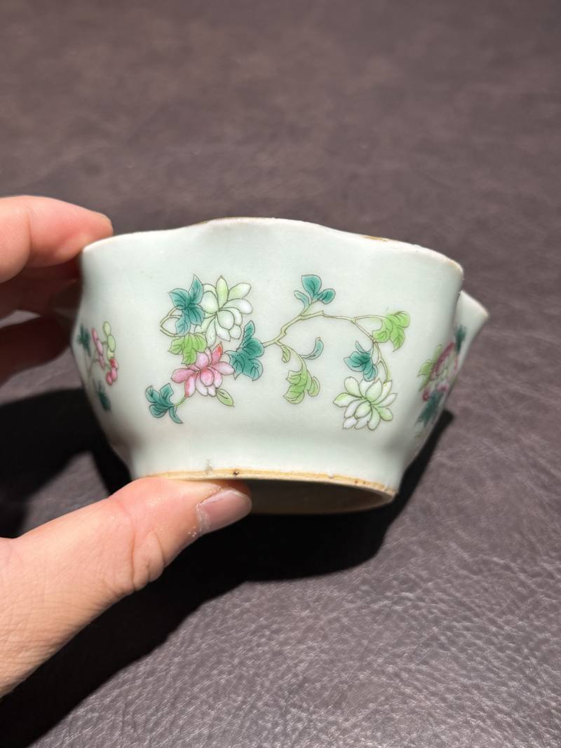 清光绪 青地粉彩花卉花口杯 - 图5