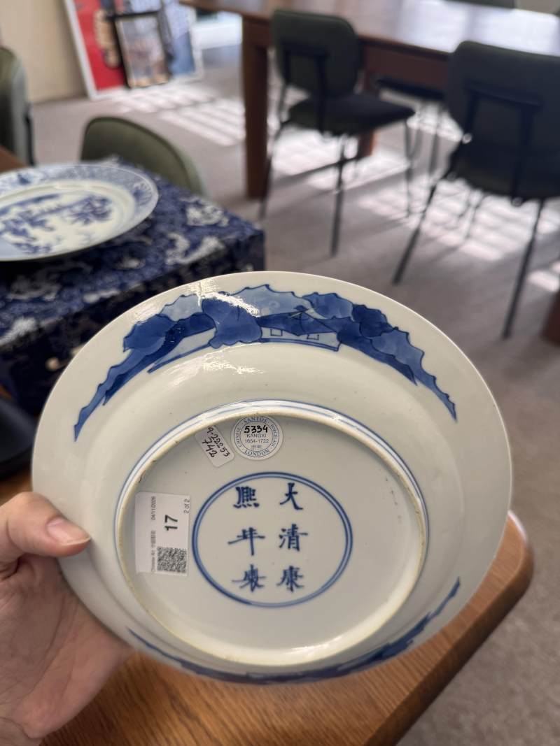 清康熙 青花仕女圖盤一對 《大清康熙年製》款 | Santos Collection | A pair of Chinese blue and white 'ladies' dishes, Qing dynasty, Kangxi mark and of the period - 图16