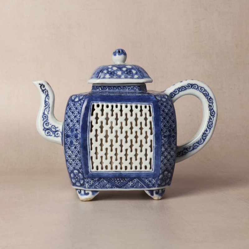 清乾隆 青花鏤空茶蓋壺 | Santos Collection | A Chinese export blue and white reticulated teapot and cover, Qing dynasty, Qianlong period - 图1