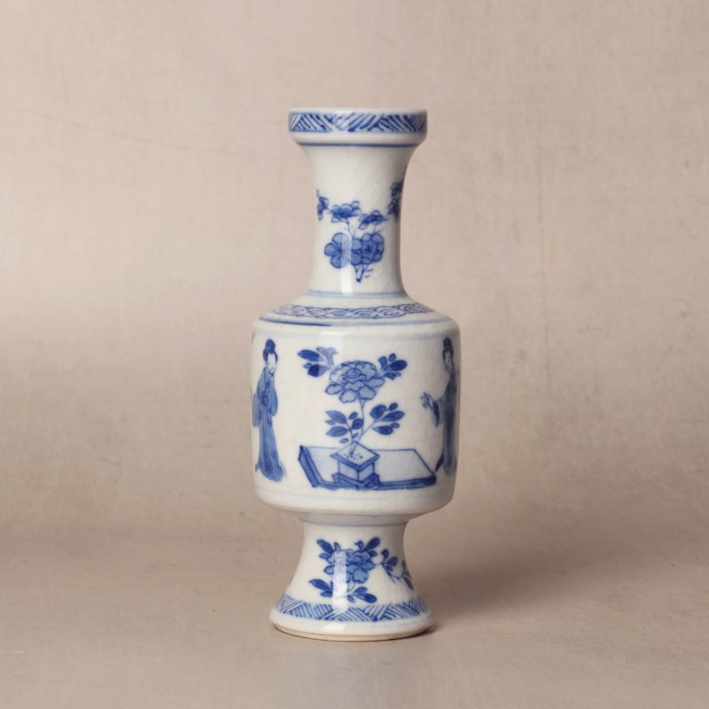 清康熙 漿胎青花仕女圖小瓶 | Santos Collection | A small Chinese soft-paste blue and white vase, Qing dynasty, Kangxi period - 图1