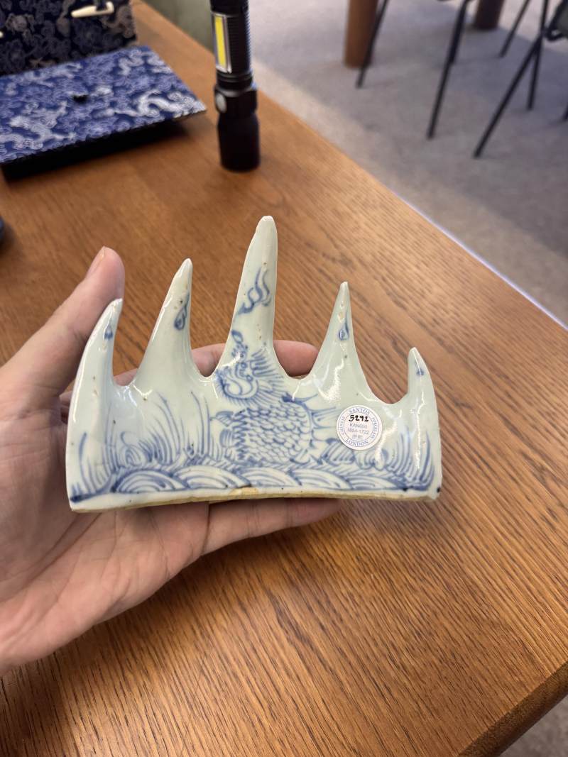 清康熙 青花花卉紋山形筆擱 | Santos Collection | A Chinese blue and white 'mountain' brush rest, Qing dynasty, Kangxi period - 图8