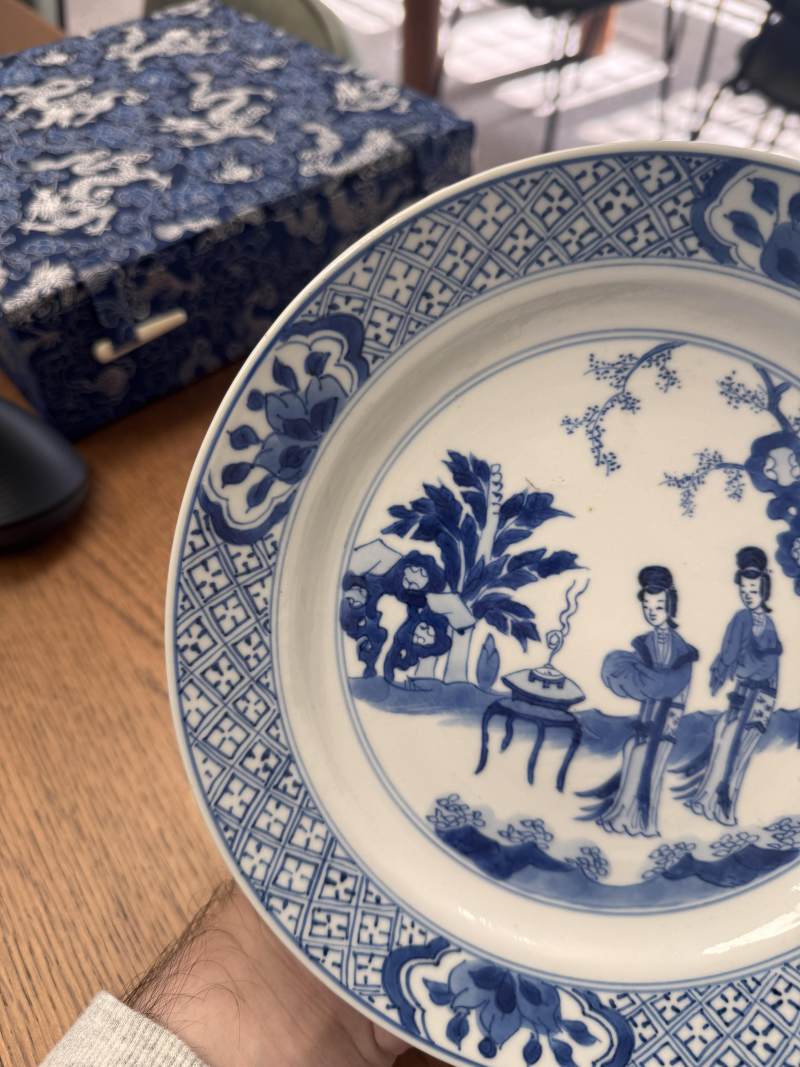 清康熙 青花仕女圖盤一對 《大清康熙年製》款 | Santos Collection | A pair of Chinese blue and white 'ladies' dishes, Qing dynasty, Kangxi mark and of the period - 图6