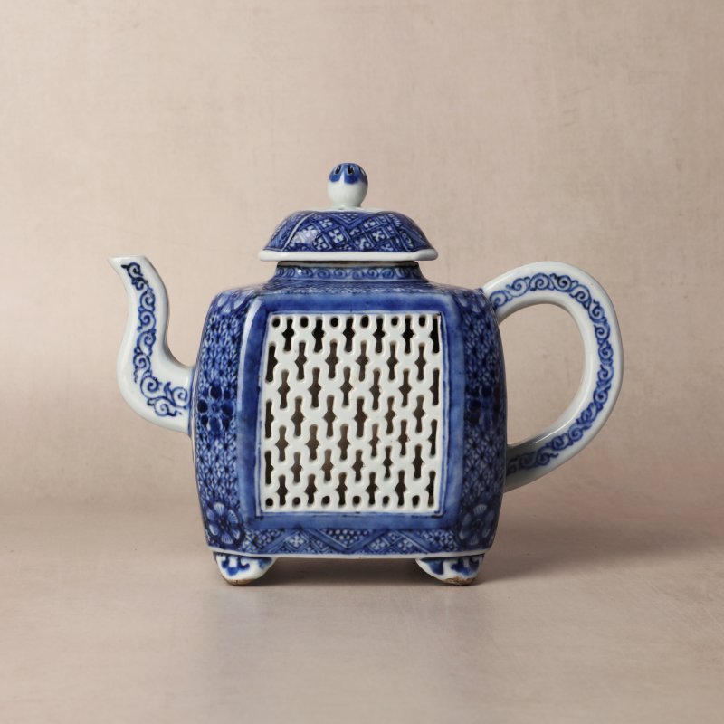 清乾隆 青花鏤空茶蓋壺 | Santos Collection | A Chinese export blue and white reticulated teapot and cover, Qing dynasty, Qianlong period - 图1