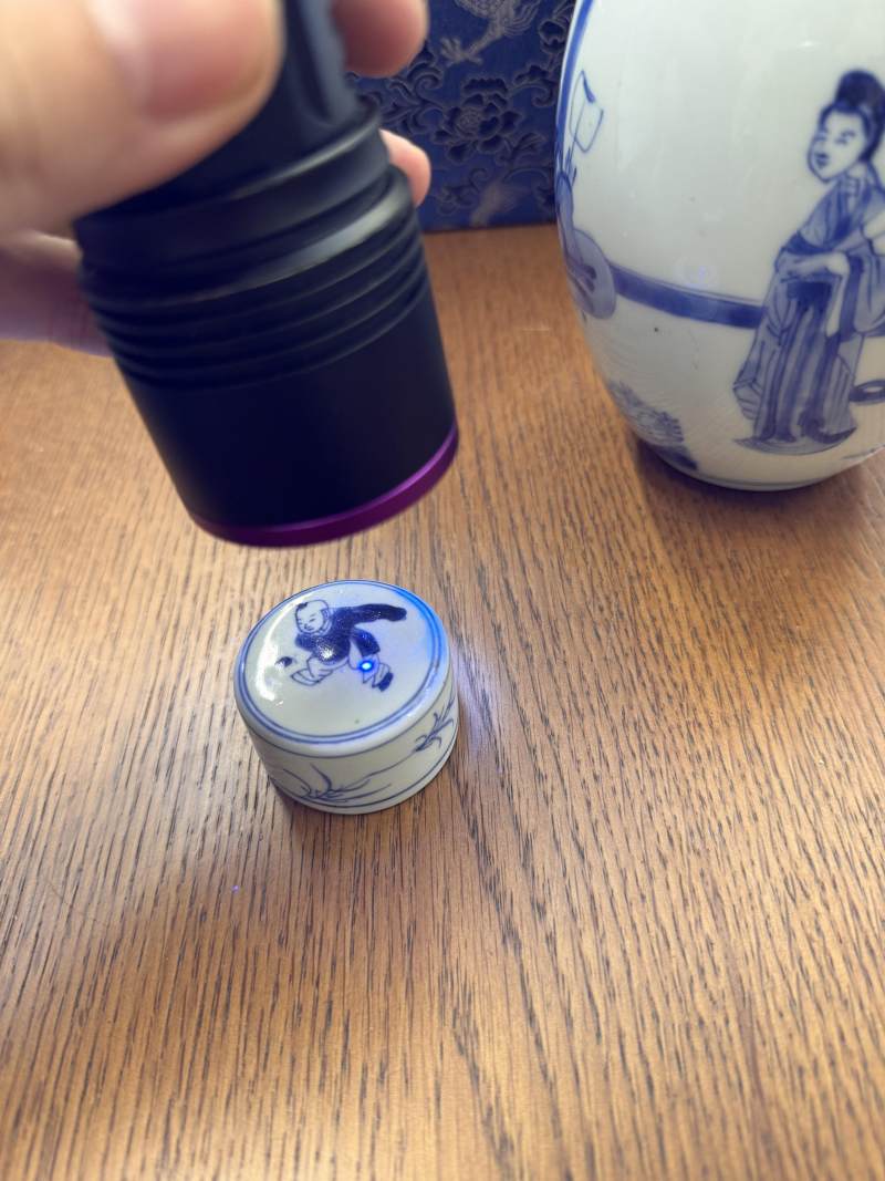 清康熙 青花仕女圖蓋罐一對 | Santos Collection | A pair of Chinese blue and white 'ladies' jars and covers, Qing dynasty, Kangxi period - 图17