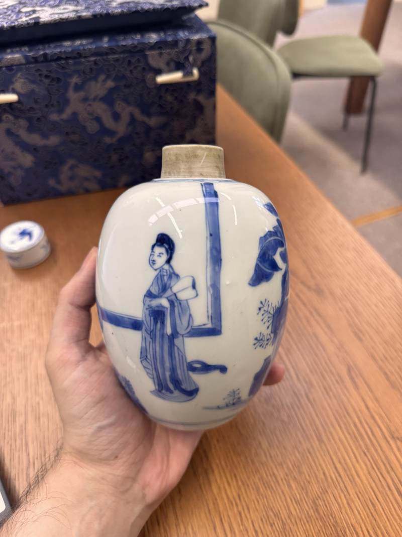 清康熙 青花仕女圖蓋罐一對 | Santos Collection | A pair of Chinese blue and white 'ladies' jars and covers, Qing dynasty, Kangxi period - 图7