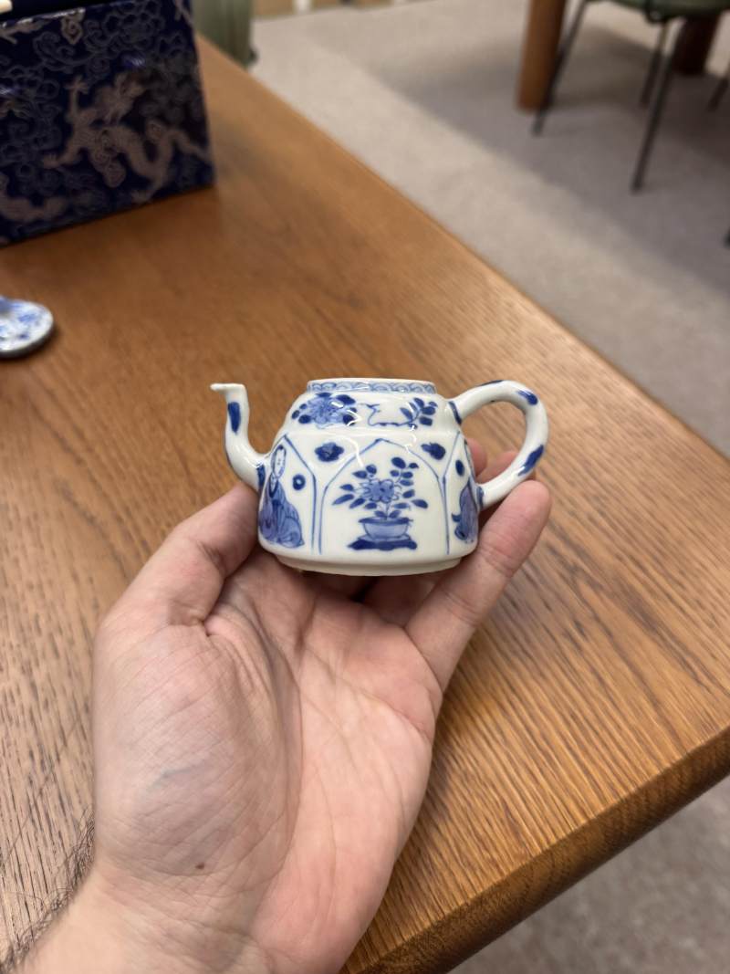 清康熙 青花花卉紋小茶蓋壺 《玉》款 | Santos Collection | A small Chinese blue and white 'blossoms' teapot and cover, Qing dynasty, Kangxi period - 图13