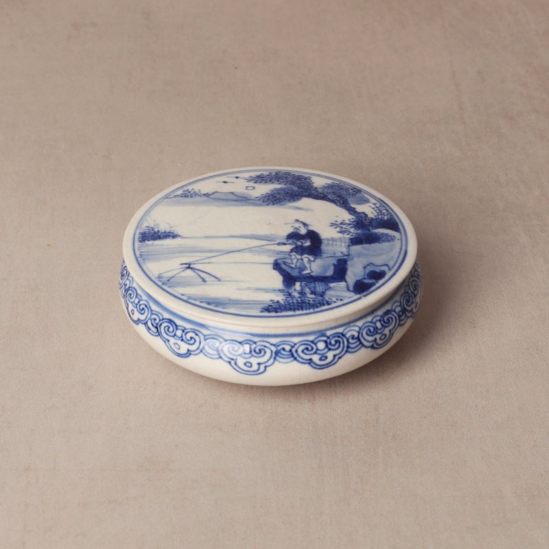 清康熙 漿胎青花樂釣圖蓋盒 | Santos Collection | A Chinese soft paste blue and white box and cover, Qing dynasty, Kangxi period - 图8