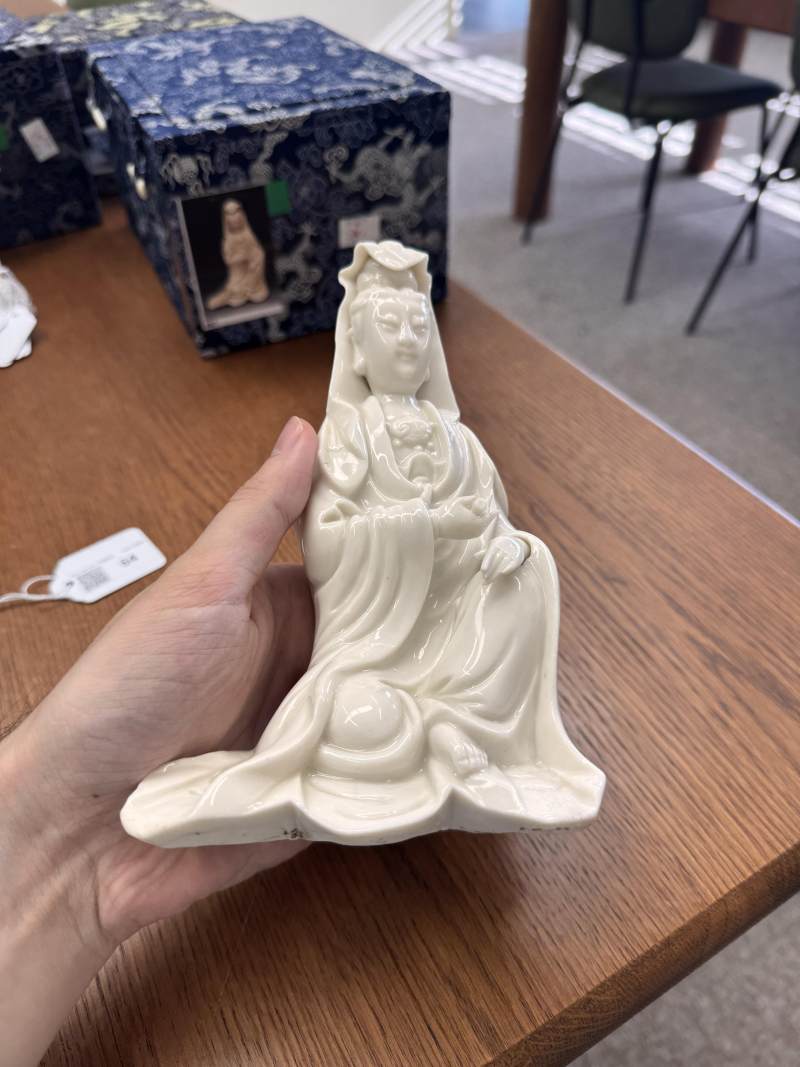 清十八世紀 德化白釉觀音坐像 | Santos Collection | A Chinese dehua figure of Guanyin, Qing dynasty, 18th century - 图13