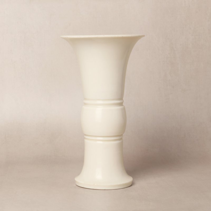 清十七至十八世紀 德化白釉觚 | A Chinese Dehua white-glazed beaker vase, gu, Qing dynasty, 17th-18th century - 图1