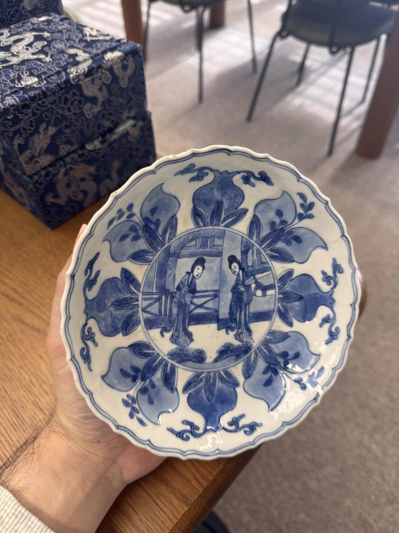 清康熙 青花模印仕女圖盤 《大明成化年製》款 | Santos Collection | A Chinese blue and white moulded 'ladies' dish, Qing dynasty, Kangxi period - 图9